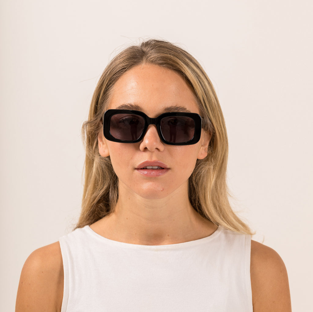 Indi : Black / Smokey Grey