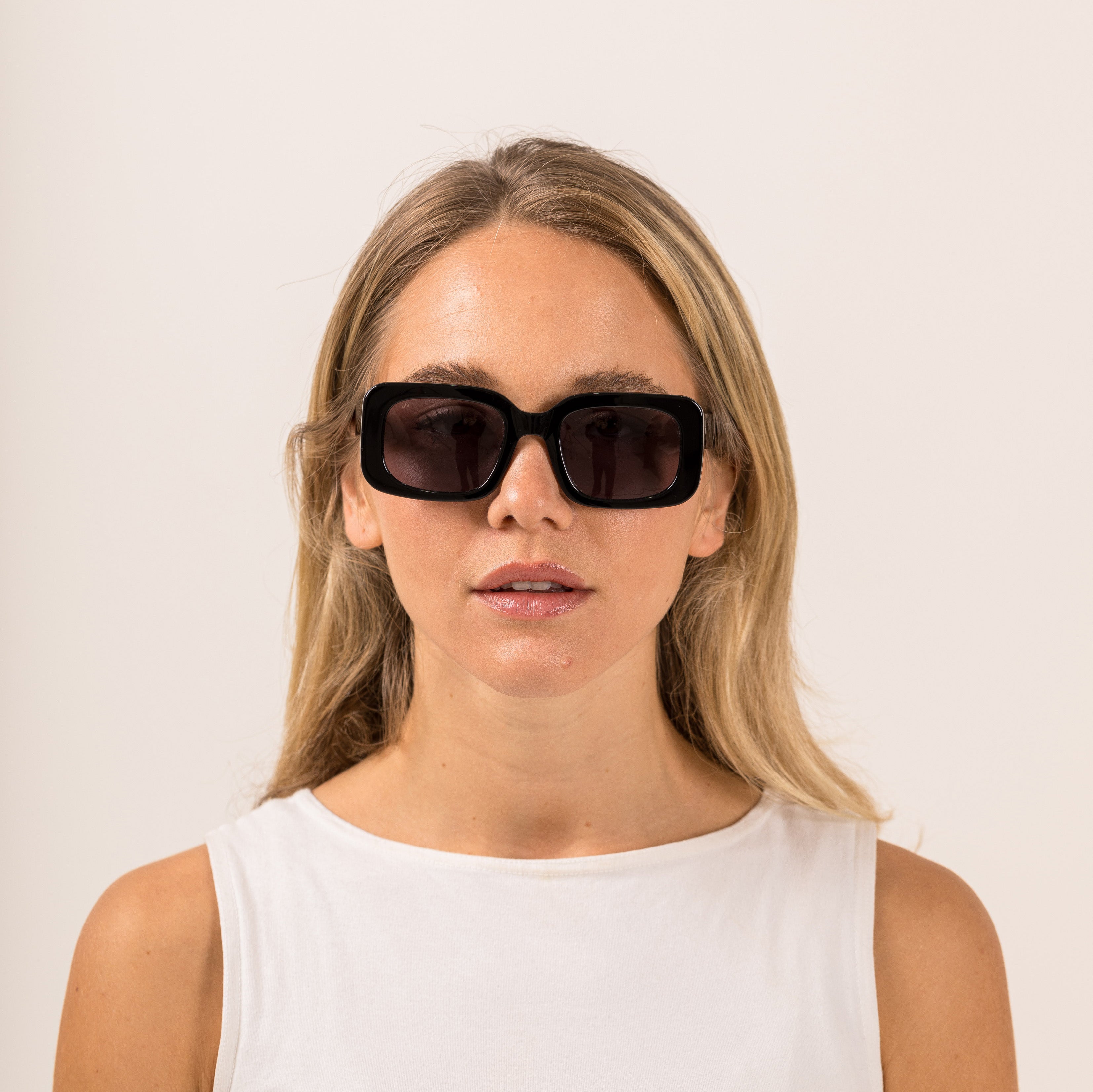 Indi : Black / Smokey Grey