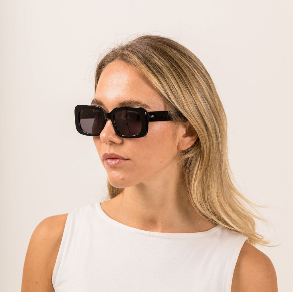 Indi : Black / Smokey Grey